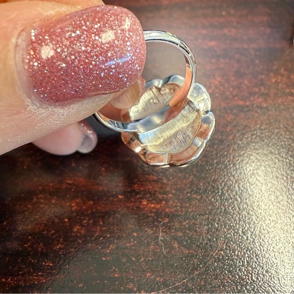 Avon “Silvery Sands” Silver and Cream Statement Ring size 9 NIB 1990 vintage - Picture 4 of 5